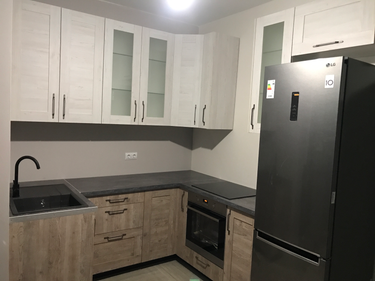 Установлены шкафы, закреплены фасады, смонтирована столешница, подключена техника, врезана мойка, установлены ручки, выполнена подгонка элементов, завершена отделка.