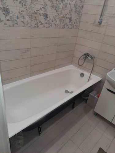 Установлена угловая ванна, подключены водопроводные трубы, закреплены смеситель и слив. Проведены герметизация швов и проверка на утечки. Завершены отделочные работы вокруг конструкции.