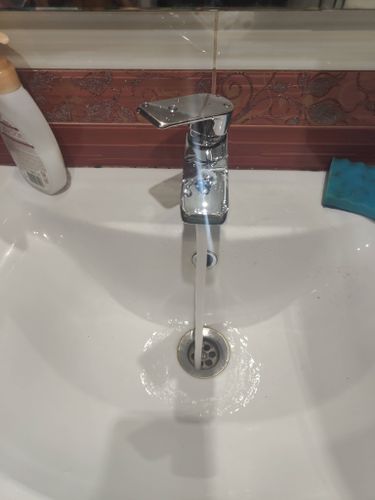 Установлено новое устройство для подачи воды, подключены трубы, проверена герметичность соединений, обеспечена стабильная работа, устранены протечки, завершена настройка потока жидкости.