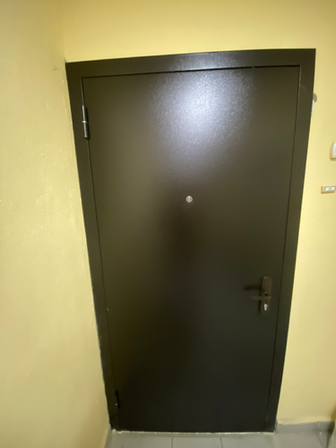 Установлена металлическая дверь с огнестойкими свойствами, закреплена в проеме, проверена на герметичность и надежность. Установлены петли, замок, ручка. Завершены отделочные работы.