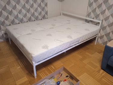 Собрана металлическая конструкция, установлены боковые панели, закреплены ножки, уложен матрас. Все элементы надежно зафиксированы, проверена устойчивость, завершена финальная проверка.