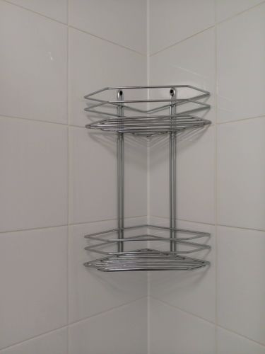 Изображение демонстрирует завершённую установку стирального аппарата: подключение к водопроводу, электрической сети, сливной системе, выравнивание по уровню, проверка работоспособности.