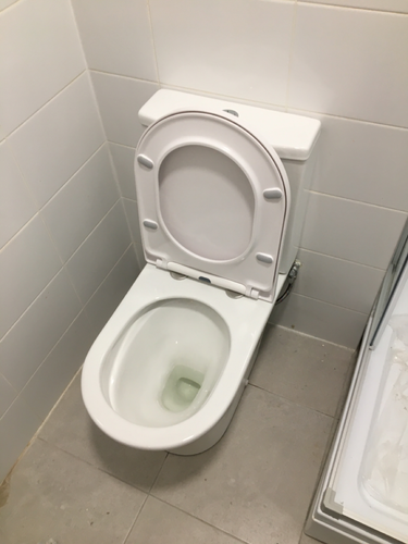 Установлено новое сантехническое оборудование, подключено к водопроводу, закреплено на полу, проверена герметичность соединений, обеспечена функциональность и эстетичность в интерьере.