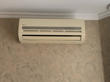 Проведена очистка фильтров, дезинфекция внутренних элементов, устранение загрязнений на лопастях и корпусе, проверка дренажной системы, восстановление оптимальной работы устройства.