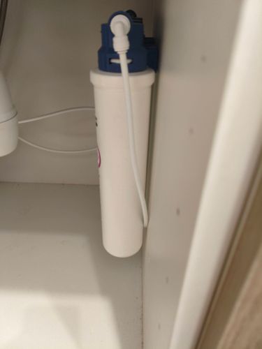 Установка проточного фильтра под мойку