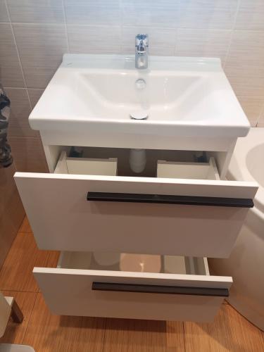 Изображение демонстрирует обновленный механизм пластикового окна. Проведена замена изношенных деталей, регулировка створок, восстановление плавности хода, улучшена герметичность конструкции.