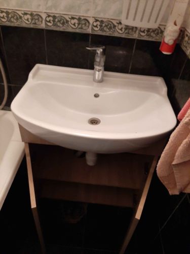 Установка раковины с тумбой Установка смесителя