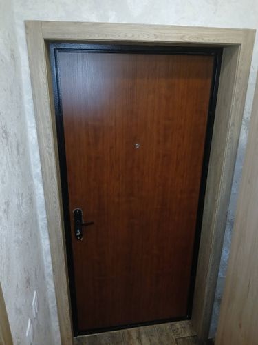 Изображена установленная дверь-гармошка. Завершены монтажные работы: закреплены направляющие, установлены панели, проверена функциональность механизма. Все элементы на месте.