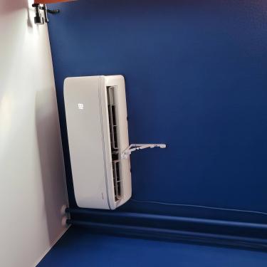 Проведена очистка фильтров, проверка уровня хладагента, осмотр дренажной системы, тестирование электрических соединений, смазка подвижных частей, устранение загрязнений.