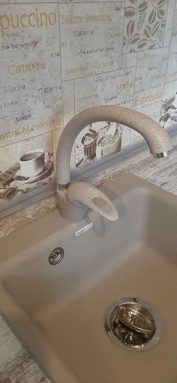 Установлена кухонная зона: смонтированы шкафы, закреплена столешница, подключены мойка и смеситель. Завершена отделка фартука, обеспечена функциональность всех элементов.