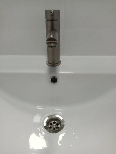 Установлено новое оборудование в ванной комнате. Старый кран демонтирован, на его место закреплён современный смеситель. Проведены работы по герметизации и проверке на утечки.