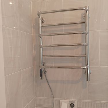 Закреплен прибор на стене, подключен к электросети, проверена работоспособность, обеспечена надежная фиксация, соблюдены меры безопасности, выполнено подключение к розетке.