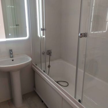 Установлен зеркальный шкаф в ванной комнате. Закреплены крепления, выровнена конструкция, подключена подсветка, проверена надежность монтажа. Шкаф функционален и готов к использованию.