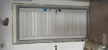 Дверь покрыта панелями из МДФ, что придаёт современный вид. Установлены ручка, замок, глазок. Завершено оформление откосов, обеспечена герметичность и аккуратность работы.