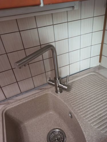 Установлен новый кран в ванной комнате, заменены старые детали, подключены водопроводные трубы, проверена герметичность соединений, обеспечена функциональность системы.