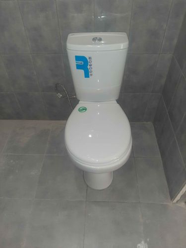 Установлено сантехническое оборудование на плиточный пол, подключено к водопроводу и канализации, проверена герметичность соединений, выполнена регулировка бачка для корректной работы.