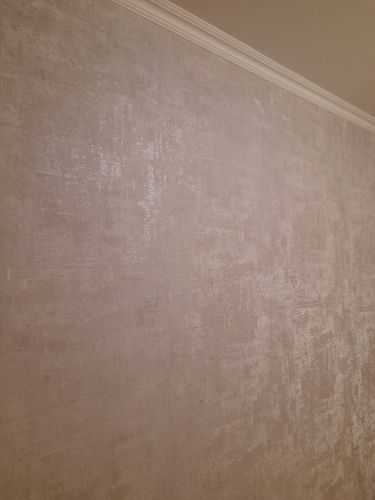 На стену аккуратно наклеены фотообои с текстурным рисунком, создающим эффект глубины и объема. Поверхность ровная, без видимых стыков и пузырей, гармонично вписывается в интерьер.