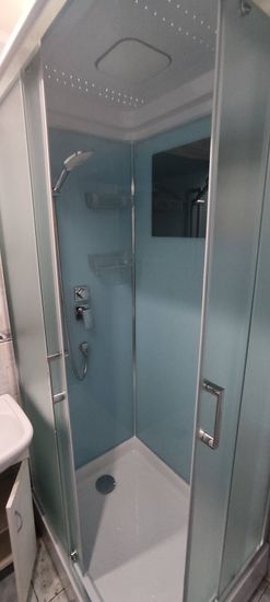 Проведена установка конструкции с гидромассажем: закреплены панели, подключены коммуникации, герметизация швов, проверка работы системы, монтаж дверей, установка смесителя и полок.