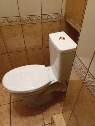 Установлено сантехническое оборудование на кафельный пол. Подключены коммуникации, проверена герметичность соединений, произведена фиксация. Обеспечена функциональность и устойчивость конструкции.