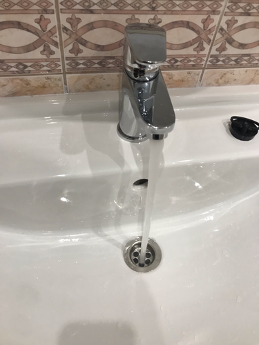 Установлена новая раковина, подключен смеситель, обеспечен надежный слив воды, герметизация швов, проверена герметичность соединений, произведена регулировка давления, завершена проверка функциональности.