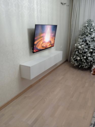 Собрана подвесная конструкция с ящиками, установлена на стену. Все элементы надежно закреплены, обеспечена плавная работа выдвижных механизмов. Завершенная работа создает современный интерьер.