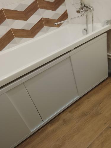 Установка экрана под ванну