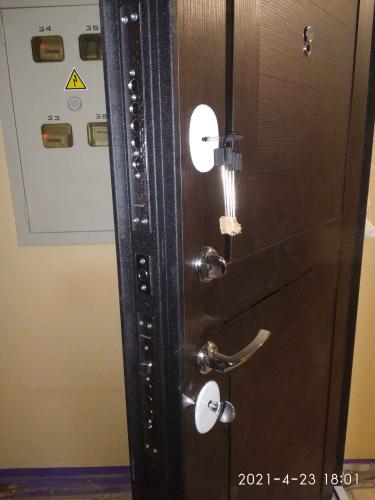 Установлена новая металлическая дверь, произведена регулировка замков, заменены уплотнители, отрегулированы петли, проверена герметичность конструкции, обновлена фурнитура.