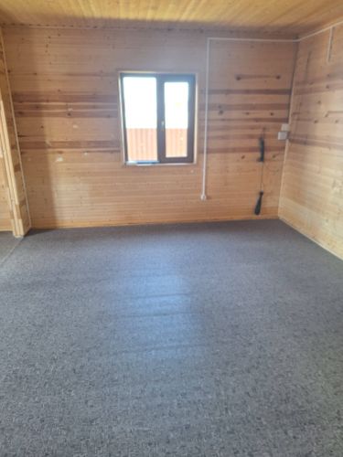 Покрытие ровно уложено на деревянное основание, без видимых дефектов. Полностью завершено оформление пола в помещении, обеспечивая аккуратный и эстетичный вид.