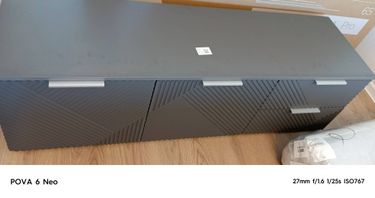 Собрано изделие: установлены панели, закреплены дверцы, прикручены ручки, выровнены поверхности, проверена устойчивость, завершена сборка.