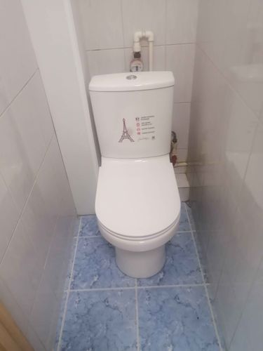 Установлен новый напольный унитаз, подключен к водопроводу и канализации. Проверена герметичность соединений, выполнена регулировка бачка. Помещение очищено после монтажа.