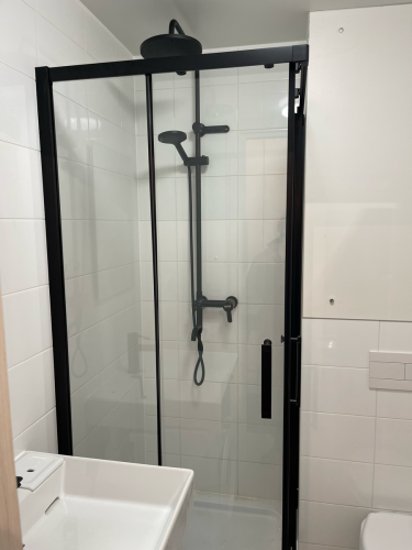 Подключена стиральная техника: установлены шланги, выполнено подключение к водоснабжению и канализации, проверена герметичность соединений, проведено тестирование работы устройства.