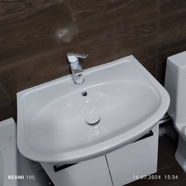 Установлен новый сливной механизм, заменены прокладки, отрегулировано крепление бачка, проверена герметичность соединений, устранены протечки, очищены внутренние поверхности.