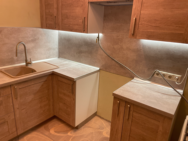 Выполнена работа по точной подгонке и установке кухонных панелей. Фасады аккуратно вырезаны и смонтированы, обеспечивая гармоничный вид и функциональность интерьера.