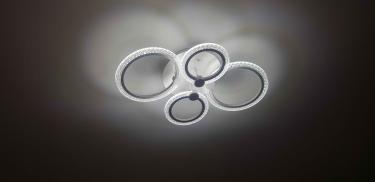 Установлено осветительное устройство на потолке, подключено к электросети, проверена работоспособность, закреплены все элементы, обеспечена безопасность и надежность конструкции.