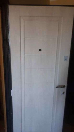 Установлена новая металлическая дверь: закреплена рама, навешено полотно, врезан замок, прикреплены ручки, вставлен глазок, проведена регулировка, проверена функциональность.