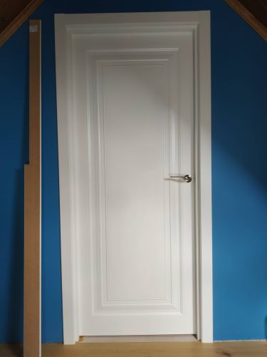 Установлена новая деревянная створка, закреплены петли, врезан замок, отрегулирована фурнитура, выполнена подгонка по проему, обеспечена плавная работа, завершена отделка наличниками.