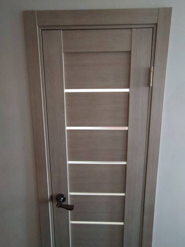 Установлена новая створка, закреплены петли, врезана ручка, отрегулировано полотно, оформлен проем наличниками, обеспечена плавная работа конструкции, проверена фиксация элементов.