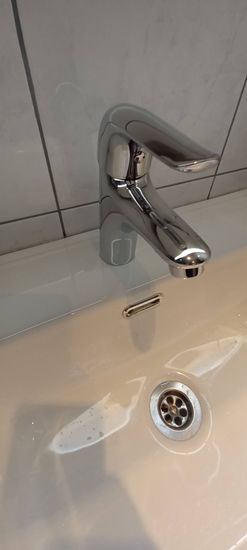 Установлен новый блестящий кран на раковину в ванной комнате. Подключены все необходимые коммуникации, проверена герметичность соединений, обеспечена надежная фиксация.