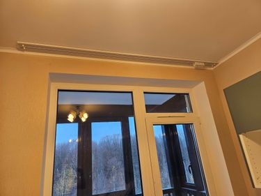 Установлен потолочный карниз для штор над окном, обеспечивающий надежное крепление и функциональность.