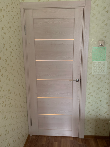 Установлена деревянная створка, закреплены петли, врезана ручка, отрегулирована фурнитура, обеспечена плавная работа, завершена отделка проема, проверено прилегание.