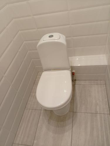 Заменены внутренние механизмы бачка, установлены новые детали для улучшения работы системы. Все элементы надежно закреплены, обеспечена герметичность и исправность.