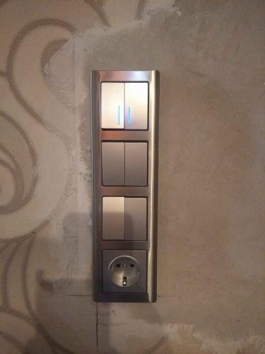 Установлены розетка и выключатели на стене, завершено подключение электропроводки, обеспечена надежная фиксация элементов, выполнена аккуратная отделка поверхности.