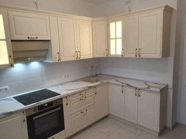 Установлены шкафы, закреплены фасады, смонтирована столешница, подключена варочная панель, вмонтирована мойка, установлены ручки, выполнена подгонка всех элементов.