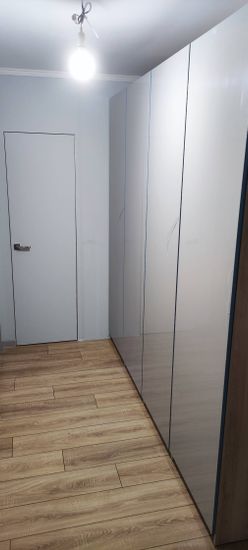 Установлена полка: выполнены замеры, просверлены отверстия, закреплены крепления, произведён монтаж. Проверена надёжность, устойчивость конструкции, завершена уборка рабочего места.