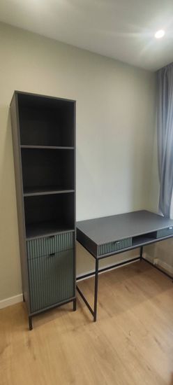 Собрана мебель: высокий шкаф с полками и дверцами, установлен рядом с письменным столом. Все элементы тщательно закреплены, обеспечивая устойчивость и функциональность.