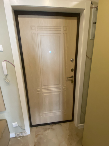 Установлена новая входная дверь с замком и глазком, выполнена отделка проема, обеспечена надежность и эстетика конструкции.