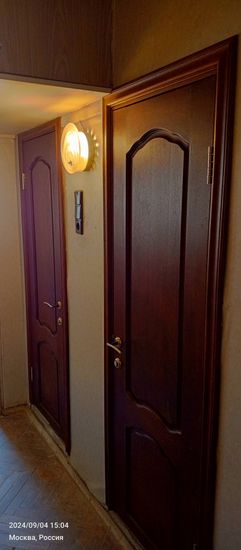 На деревянной створке выполнено отверстие, установлено запорное устройство, закреплены ручки, проверена работа механизма. Дверь закрывается плавно, без заеданий, внешний вид сохранен.