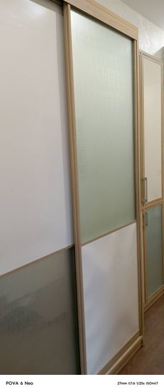 Установлены направляющие, закреплены двери, собран каркас, установлены полки, проверена плавность хода, отрегулированы механизмы, выполнена финальная проверка.