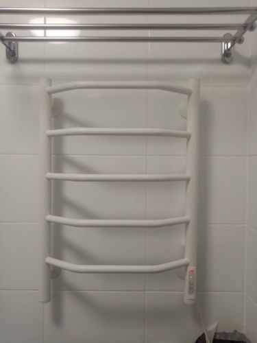 Закреплено устройство на стене, подключено к электросети, проверена работоспособность, обеспечена безопасность, выполнено аккуратно, надежно, без видимых дефектов, завершено успешно.