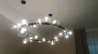 Установлено осветительное устройство: закреплено на потолке, подключено к электросети, проверена работа, обеспечена надежная фиксация, проверена безопасность, завершены все этапы монтажа.